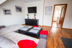 Un dormitorio con una cama grande y una mesa. en Royal House, en Gdansk