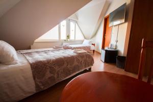 Un dormitorio con una cama grande y una ventana en Royal House, en Gdansk