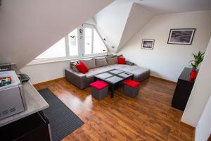 una sala de estar con un sofá y una mesa en Royal House, en Gdansk