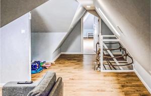 Posedenie v ubytovaní 3 Bedroom Lovely Apartment In Lukecin