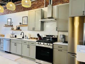 Kuchyň nebo kuchyňský kout v ubytování Modern Condo on Main St + 14 fotografií