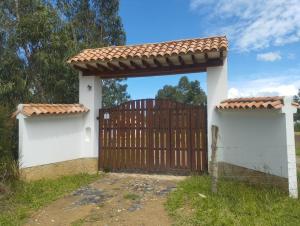 una puerta de madera con una valla de madera y una puerta de madera en Casa María Trinidad, en Villa de Leyva