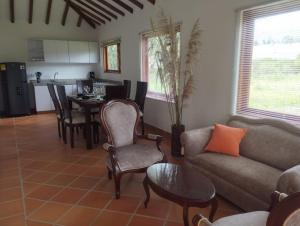 una sala de estar con un sofá y una mesa en Casa María Trinidad, en Villa de Leyva