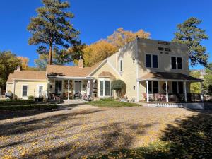 MarysvaleMoore's Old Pine Inn的一栋房子前面有一条碎石车道