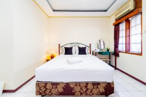a bedroom with a large bed in a room at Hotel Talenta 3 in Jetis