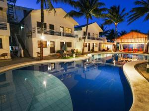 长滩岛Feliness Resort的房子前面的一个大游泳池