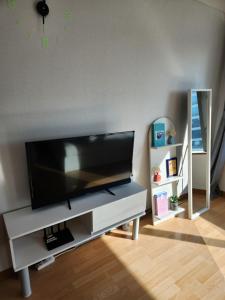 TV a/nebo společenská místnost v ubytování Hongdae Guesthouse3 1min from Hongik Uni station Exit #1