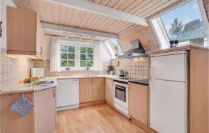 Η κουζίνα ή μικρή κουζίνα στο 2 Bedroom Gorgeous Home In Tarm