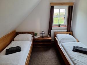 Postel nebo postele na pokoji v ubytování Roubenka Háj