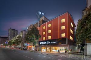 张家界如家酒店的夜行在城市街道上的红色建筑