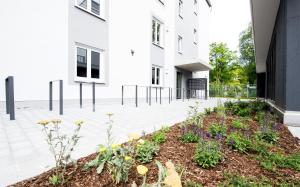 a garden in front of a building at My Suite II - Augsburg City - Netflix in Augsburg
