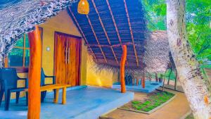Garden sa labas ng Jungle Host Hostel And Tree House