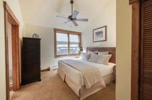 a bedroom with a bed and a ceiling fan at Premium Unit 2801 - Zephyr Mountain Lodge condo in Winter Park