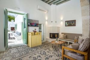 KoskinouにあるMarouli Traditional Villaのソファと暖炉のあるリビングルーム