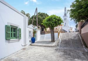 KoskinouにあるMarouli Traditional Villaの木と教会のある石畳の通り