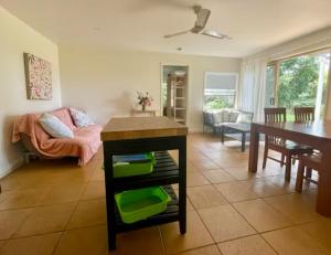 穆伦宾比Beautiful, comfortable 7 mins walk to Mullumbimby的带桌子的客厅和餐厅