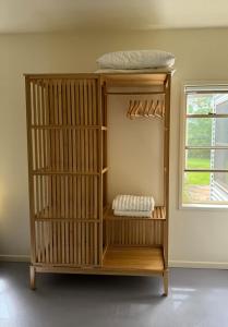 穆伦宾比Beautiful, comfortable 7 mins walk to Mullumbimby的窗户客房内的木制书架