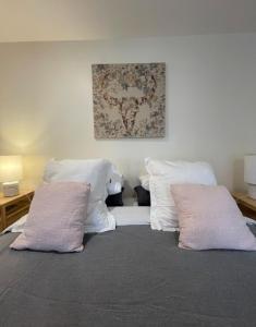 穆伦宾比Beautiful, comfortable 7 mins walk to Mullumbimby的一张白色的床，上面放着两个枕头