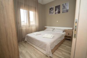 a bedroom with a bed with two towels on it at Lean apartment in Drama