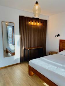 ein Schlafzimmer mit einem Bett und einem Spiegel in der Unterkunft Stone Apartment with sauna Sinaia in Sinaia