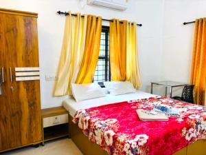阿勒皮Paddy N Canal Homestay的一间卧室配有一张带红色毯子的床