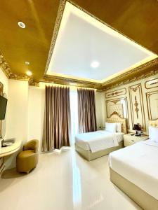 Postel nebo postele na pokoji v ubytování Atiyan Hotel Syariah