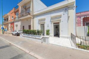 a white building on the side of a street at Casa Silvana in Copertino