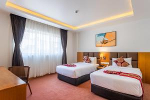 Mandala Norling Lords Prime Kathmandu客房内的一张或多张床位