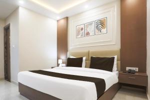 Postel nebo postele na pokoji v ubytování Hotel O by OYO S R Galaxy