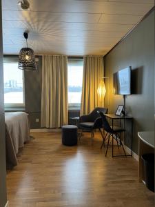TV a/nebo společenská místnost v ubytování Strand City Hotel