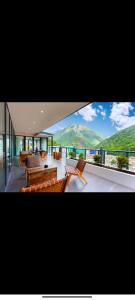 甘孜Kangding Zhuji Villa Designer View B&B的山景大客厅