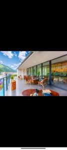 甘孜Kangding Zhuji Villa Designer View B&B的客厅设有大窗户