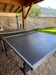 สิ่งอำนวยความสะดวกสำหรับเล่นปิงปองที่ Maison Zen avec Jacuzzi proche des passerelles himalayennes de Monteynard หรือบริเวณใกล้เคียง