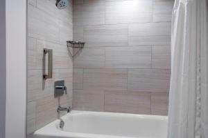 DoubleTree Resort by Hilton Myrtle Beach Oceanfront的一间浴室