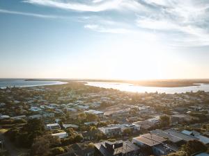 una vista aérea de una ciudad y el océano en Coastal Beach House with Panoramic Views and Stunning Sunsets, en Ocean Grove 37 fotos más
