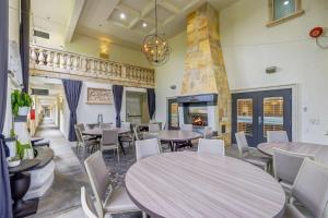 The Lodge at Healdsburg, Tapestry Collection by Hilton的休息区