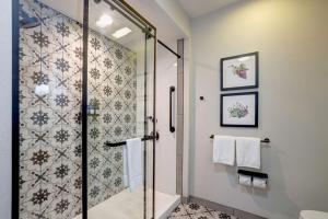 The Lodge at Healdsburg, Tapestry Collection by Hilton的一间浴室