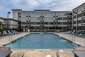 Бассейн в Doubletree By Hilton Greensboro Airport или поблизости