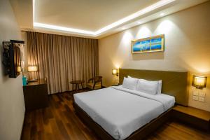 Postel nebo postele na pokoji v ubytování The Hamuse Hotel Kodaikanal - Luxury Redefined
