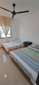 Giường trong phòng chung tại Tiny Tijani Homestay