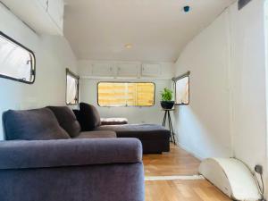 a living room with a couch at Logement indépendant avec parking dans un quartier de standing proche de la plage in Saint-Cyr-sur-Mer