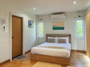 a bedroom with a large bed in a room at DeliZia de Budget พักได้ 2 ท่าน in Satun