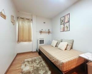 a bedroom with a bed and a window at DeliZia de Budget พักได้ 2 ท่าน in Satun