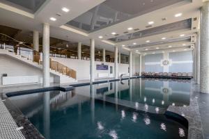 a large swimming pool in a building with a swimming pool at Hotel Podgorie Spa in Bukovel