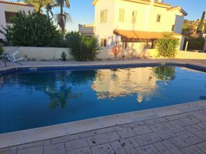 Swimmingpoolen hos eller tæt på Melania Modern Apart with pool near CORAL BAY, Pafos
