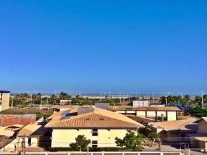 eine Gruppe von Gebäuden mit dem Meer im Hintergrund in der Unterkunft Aracaju Corais Hotel in Aracaju