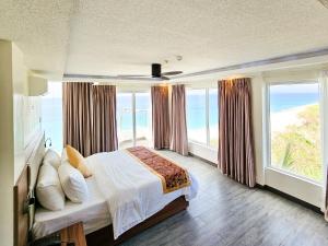 Postel nebo postele na pokoji v ubytování Serenity Beach Hotel
