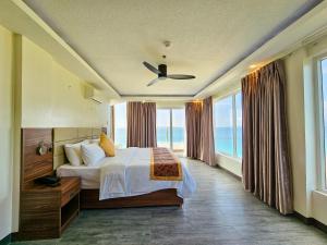 Postel nebo postele na pokoji v ubytování Serenity Beach Hotel