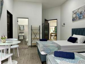 Ένα ή περισσότερα κρεβάτια σε δωμάτιο στο Ocean Cottage 2, Radiant Teluk Sari +37 φωτογραφίες