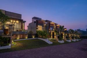 ein Resort in der Nacht in der Unterkunft Private Villa Ayra 8C by OriVista 10mins to Melasti Beach in Uluwatu